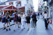 Parigi, le ragazze parigine passeggiano in centro