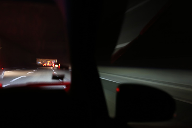 dentro tunnel autostradale guidando di notte