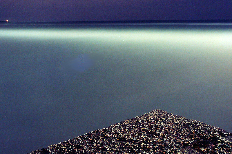 foto del mare d'inverno - lignano di notte