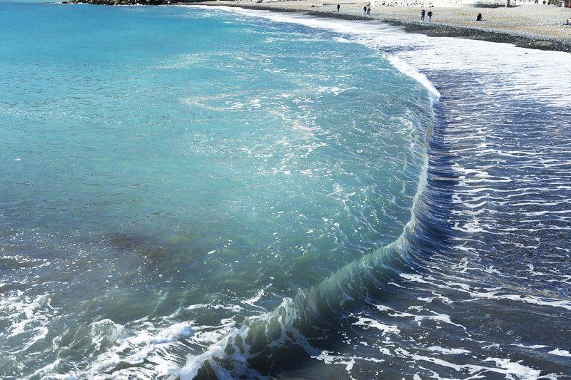 onda alta come uno tsunami in spiaggia ligure, foto contemporanea