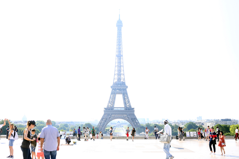 tour eiffel and trocadero on summer