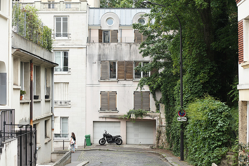 Paris, le quartier des Buttes Chaumont pendant l't