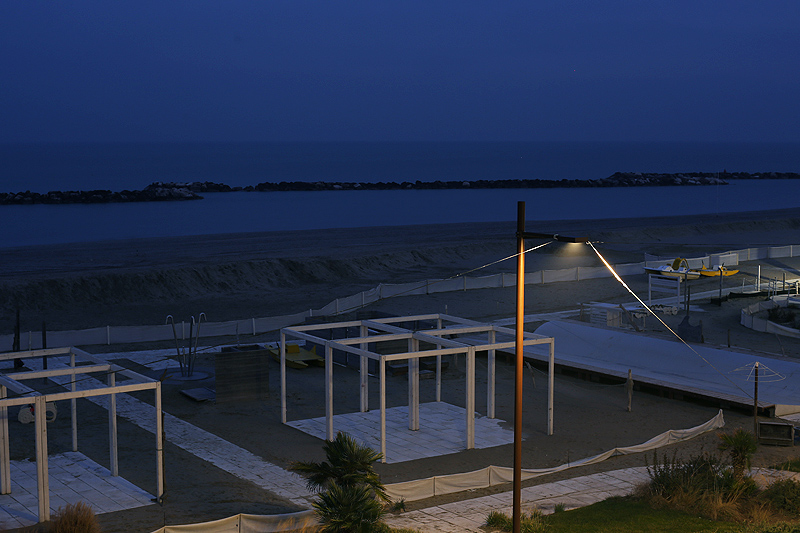 spiaggia di notte tra rimini e torre pedrera