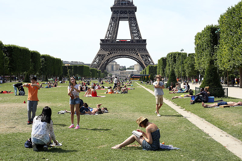 italiani a parigi picnic tour eiffel