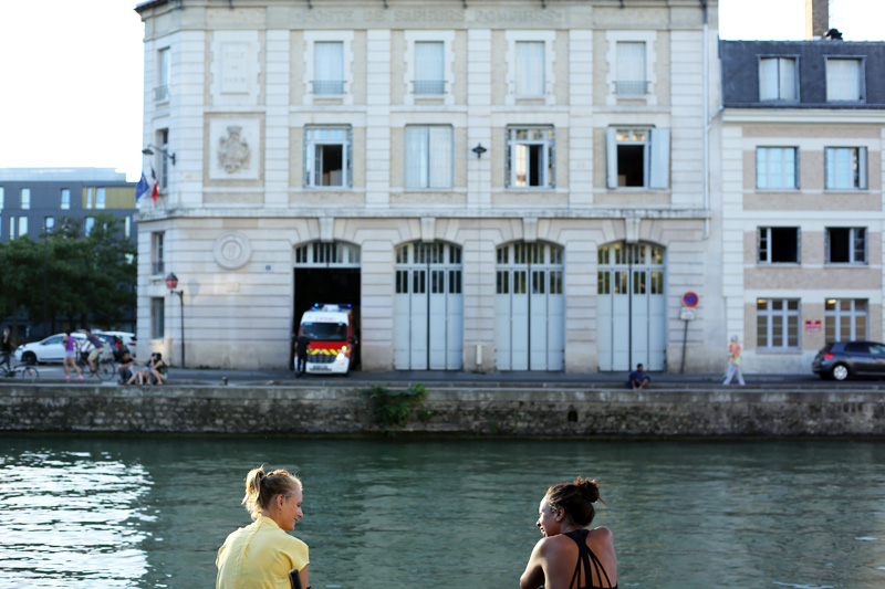 Paris - Filles sur le Canal de l'Ourcq