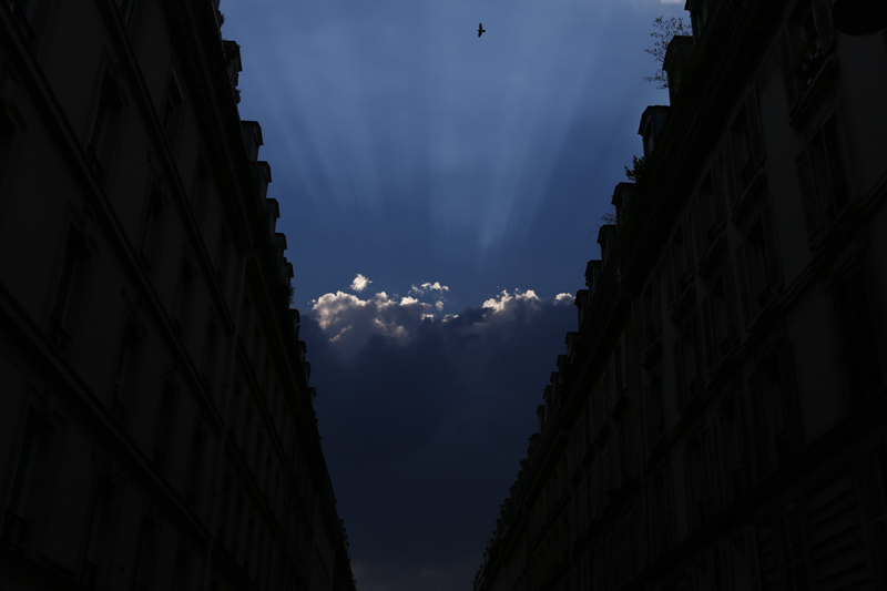 Les toits de Paris pendant l'heure bleue
