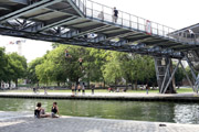 Parc de la Villette di Parigi, tuffi d'estate - small