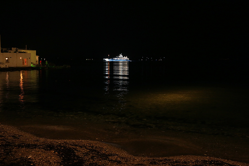 porticciolo di naoussa paros di notte