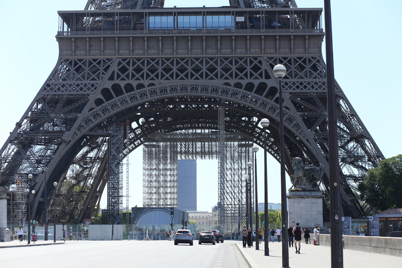 Paris marcher autour de la Tour Eiffel l'été
