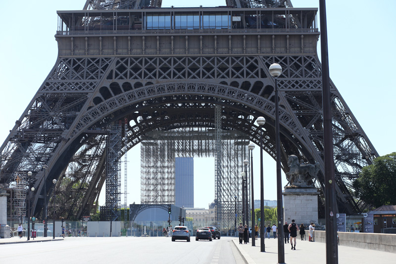 Paris marcher autour de la Tour Eiffel l't