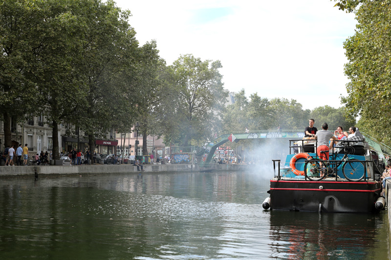 Paris - barbecue et bateau sur le Canal Saint Martin