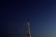 Parigi la torre eiffel di notte