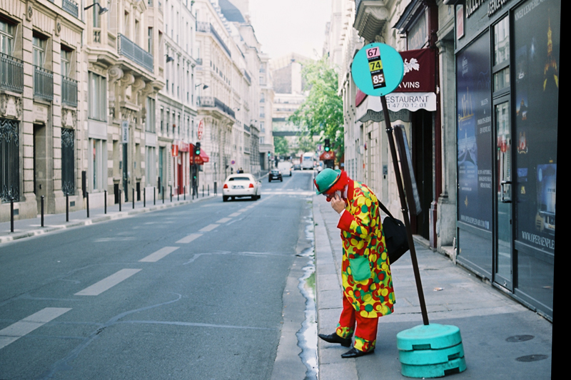 Paris - Clown et trottoir, Rive droite
