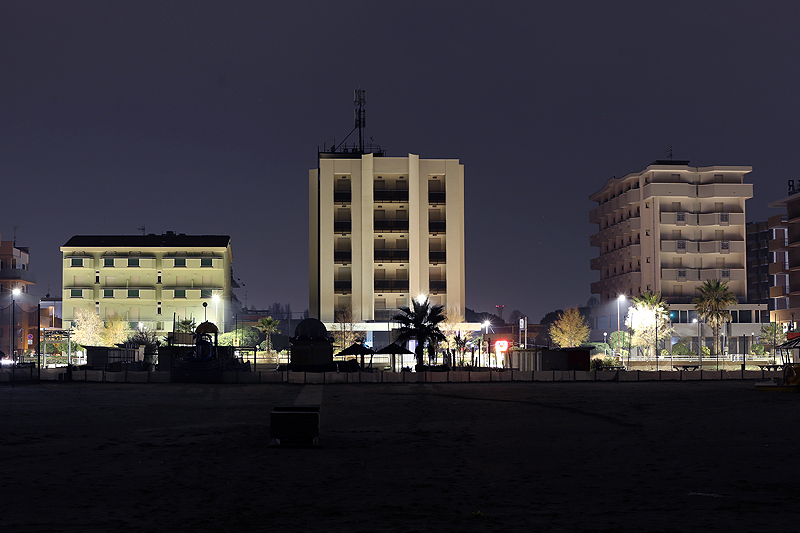 fotografia notturna contemporanea, rimini di notte in inverno