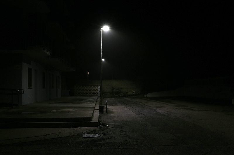 Paesaggio marino notturno a Lido di Pomposa in inverno, fotografia contemporanea