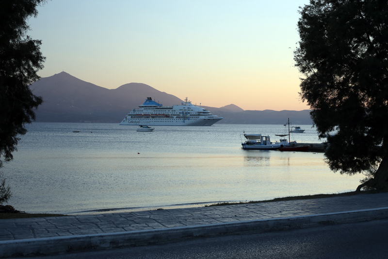 Milos bay, Ships and sunset
