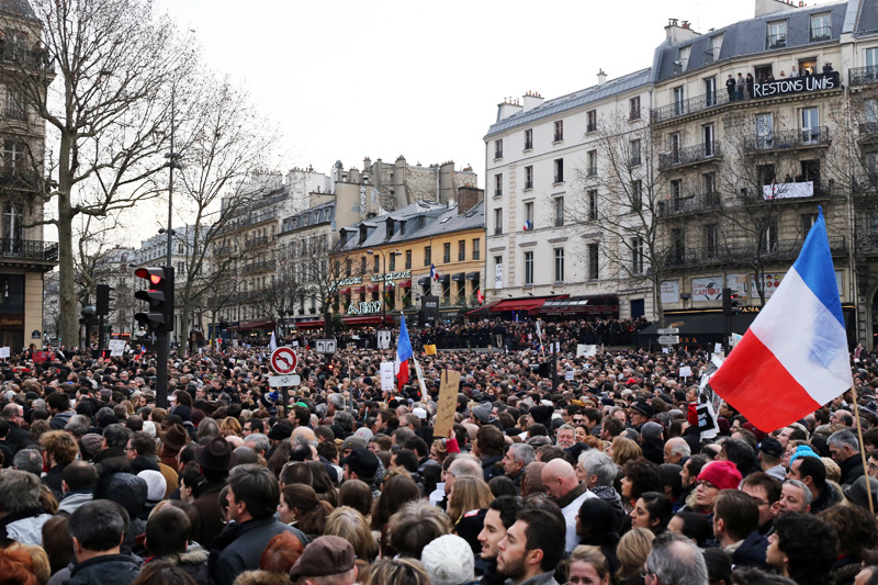 Folla manifestazione Parigi Repubblica