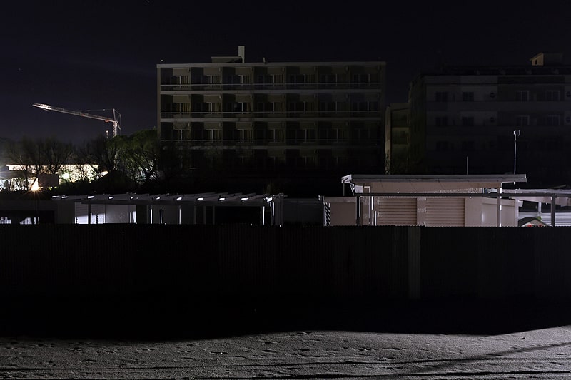 mare d'inverno architetture di notte, foto notturna