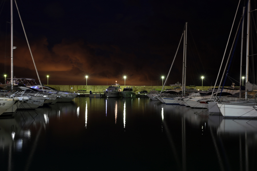 porto di arenzano di notte, barche a vela ormeggiate