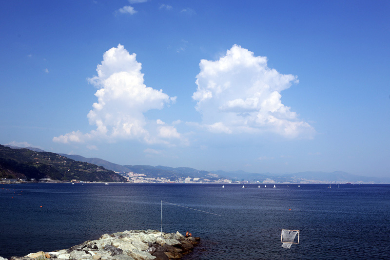 mare ligure pesca e genova sullo sfondo