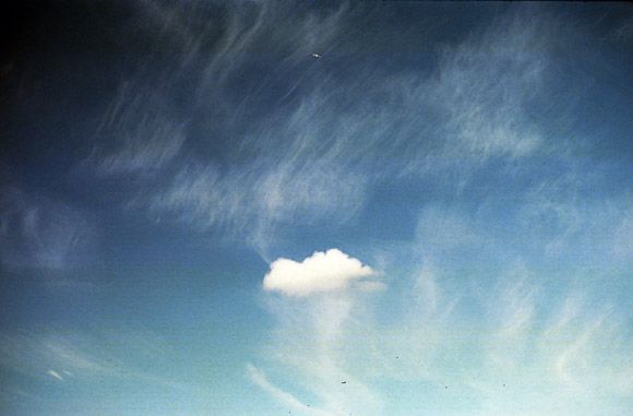 nuvola isolata nel cielo blu foto a pellicola