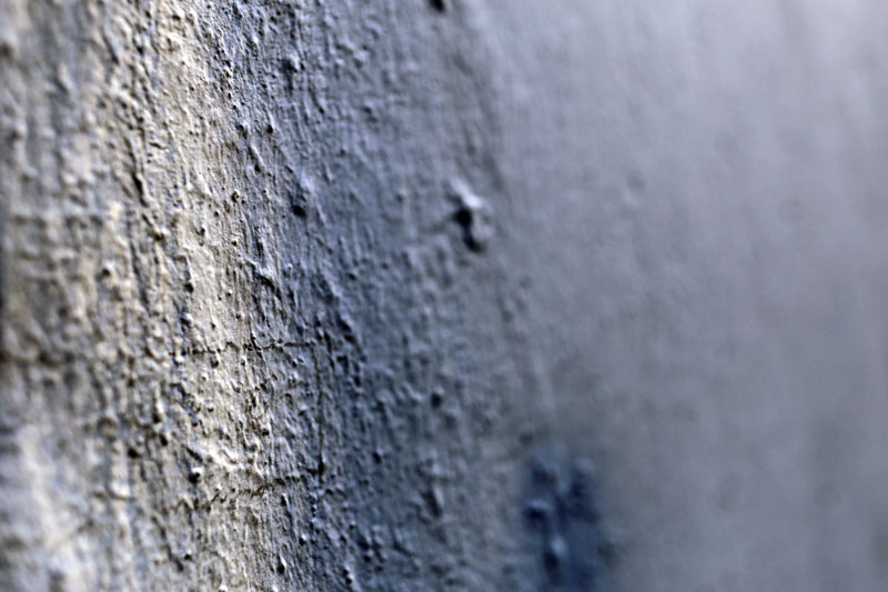 primo piano muro scrostato celeste e grigio