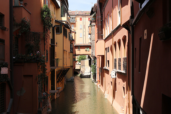 bologna scrittori bolognesi, finestra di via piella