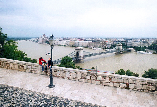 budapest d'estate danubio e coppia