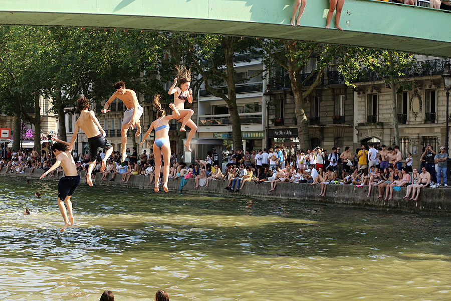 Forte chaleur à Paris : de nombreuses personnes se jettent dans l’eau depuis les passerelles du canal Saint-Martin