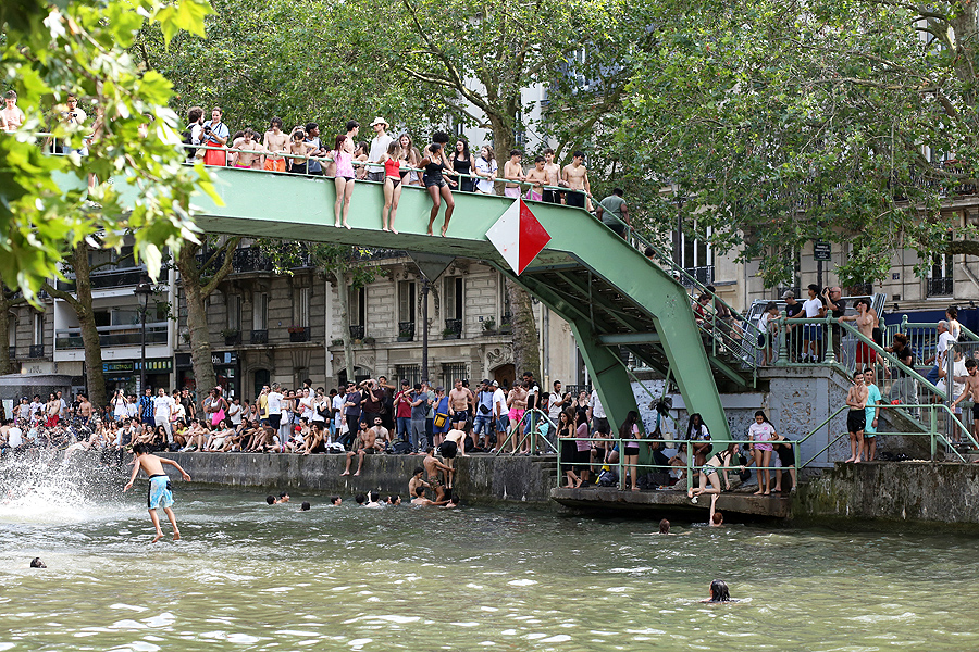 Canicule à Paris : des jeunes plongent depuis les passerelles du canal Saint-Martin, plongeon canal saint martin