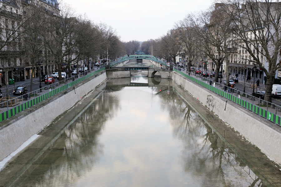 le canal saint martin un jour de grisaille, paris