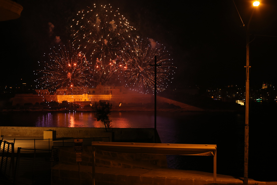 vita notturna malta fuochi artificio