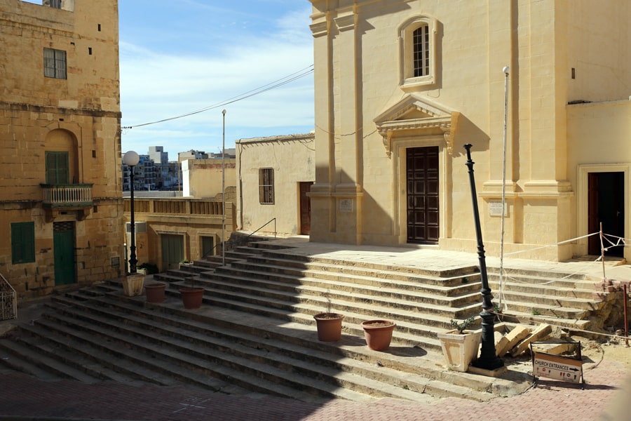 chiesa e case gialle a malta