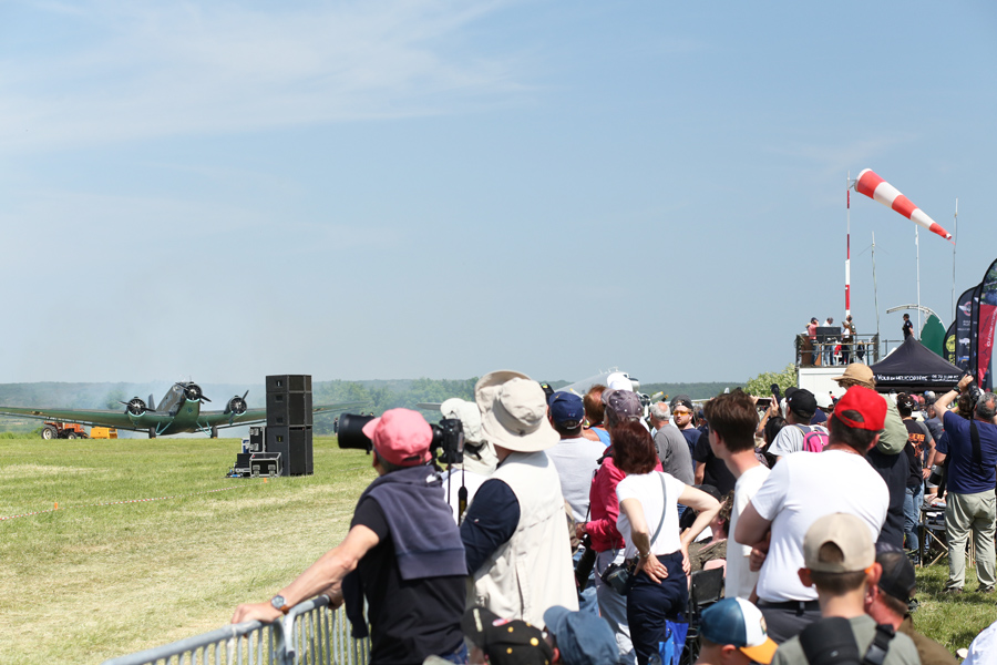 ferte alais, le temps des hélices, le public de passionnés et le Junkers Ju-52/3m (F-AZJU)
