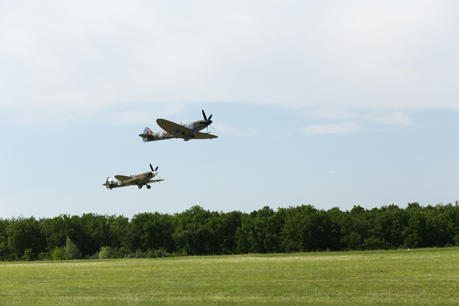 ferte alais, le temps des hélices, Supermarine Spitfire PR MK XIX (F-AZJS) | Supermarine Spitfire FR.XIVe (G-SXIV)