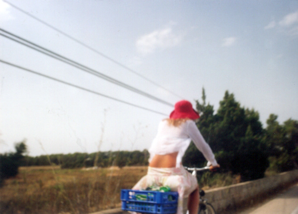 ragazze in bikini e bicicletta a formentera