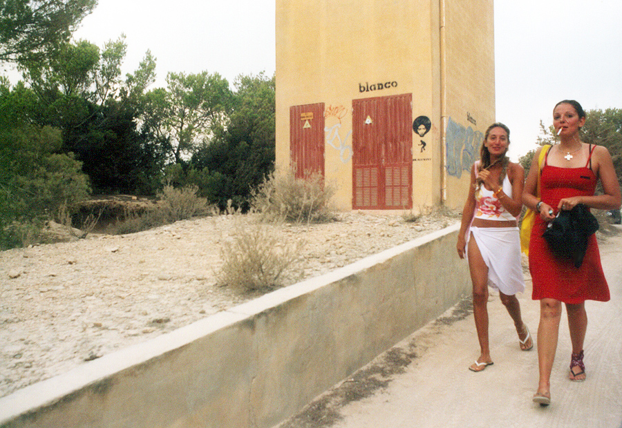 blanco formentera. le ragazze vanno all'aperitivo al blanco