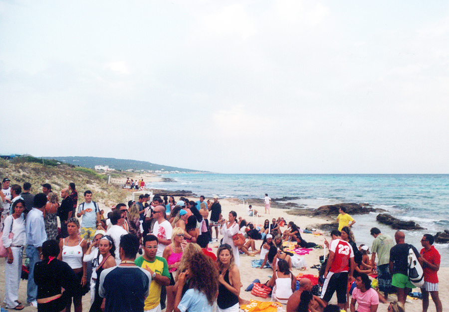 blanco formentera. ragazze sulla spiaggia happy hour al blanco