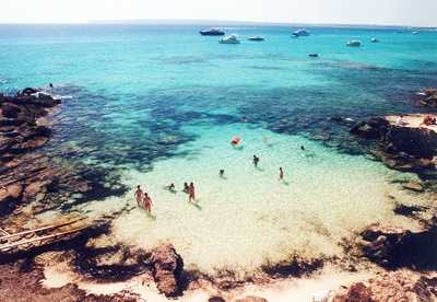 foto di un viaggio a formentera tra spiagge feste aperitivi e ragazze