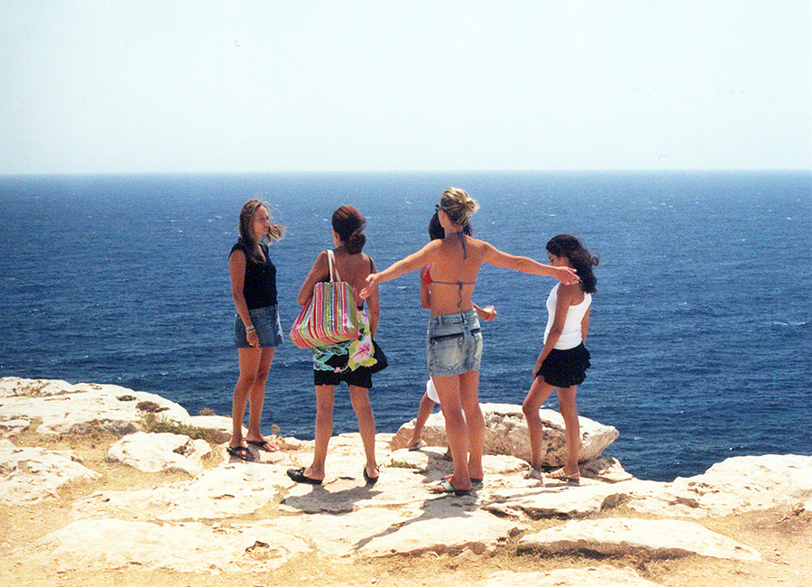 ragazze sulla scogliera a formentera