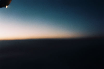 vista dal finestrino aereo imbrunire ora blu