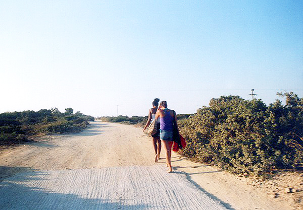 ragazze verso il campeggio antiparos grecia