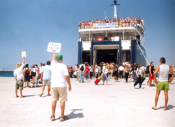 traghetto per le piccole cicladi in grecia