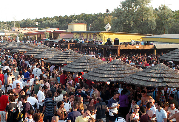 happy hour spritz aperitivo beach party feste sulla spiaggia a Marina di Ravenna