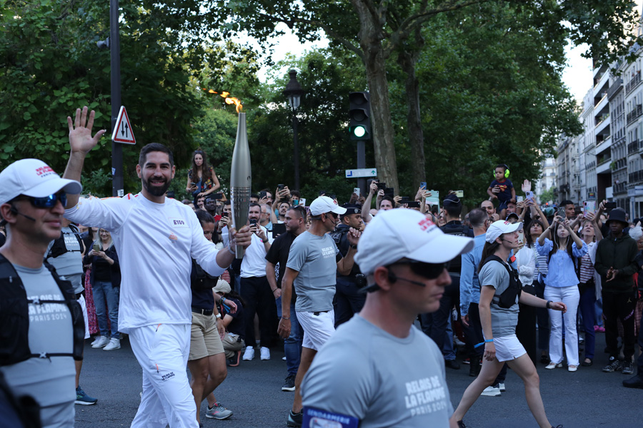 Rélais de la flamme Olympique, République, da rue Faubourg du Temple, flamme portée par Nikola Karabatic, 
		triple champion olympique de handball avec l'équipe de France