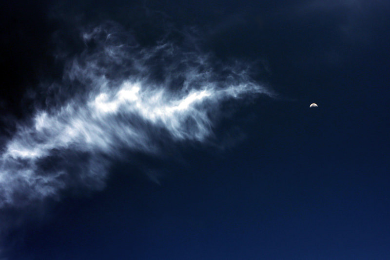 cielo blu scuro nuvole e luna