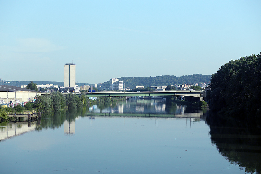 pont mathilde et tour des archives de rouen, la Seine à l'Est de Rouen