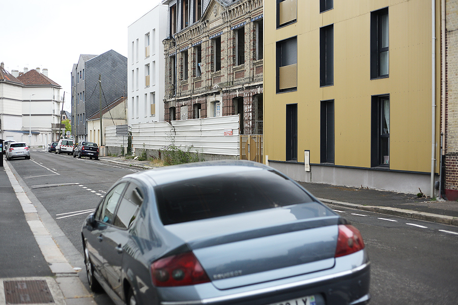 bâtiments en briques anciens côtoyant des immeubles modernes dans le quartier de l'Eure au Havre