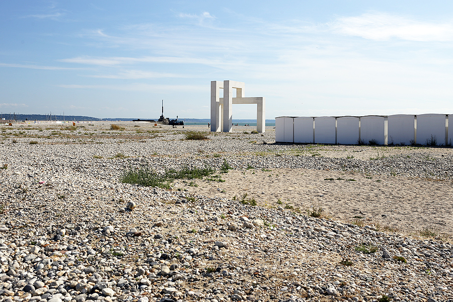 Un été au Havre, Le Havre, plage, Monument UP#3, portique blanc de douze mètres de large et dix mètres de haut, sur la plage du Havre