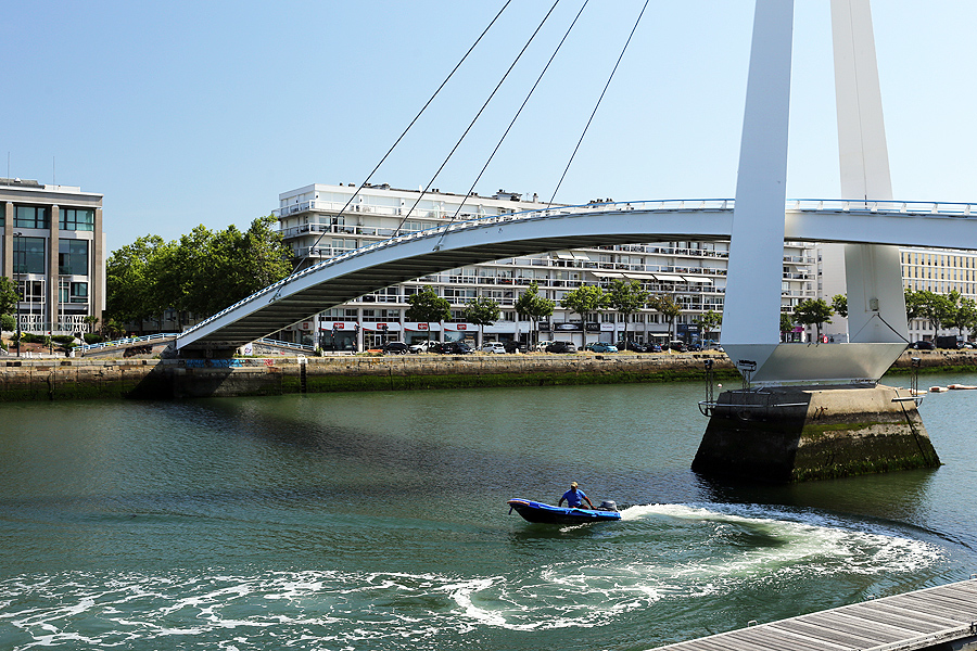 La Passerelle du Bassin du Commerce, un pont piéton moderne qui traverse le bassin central du Havre